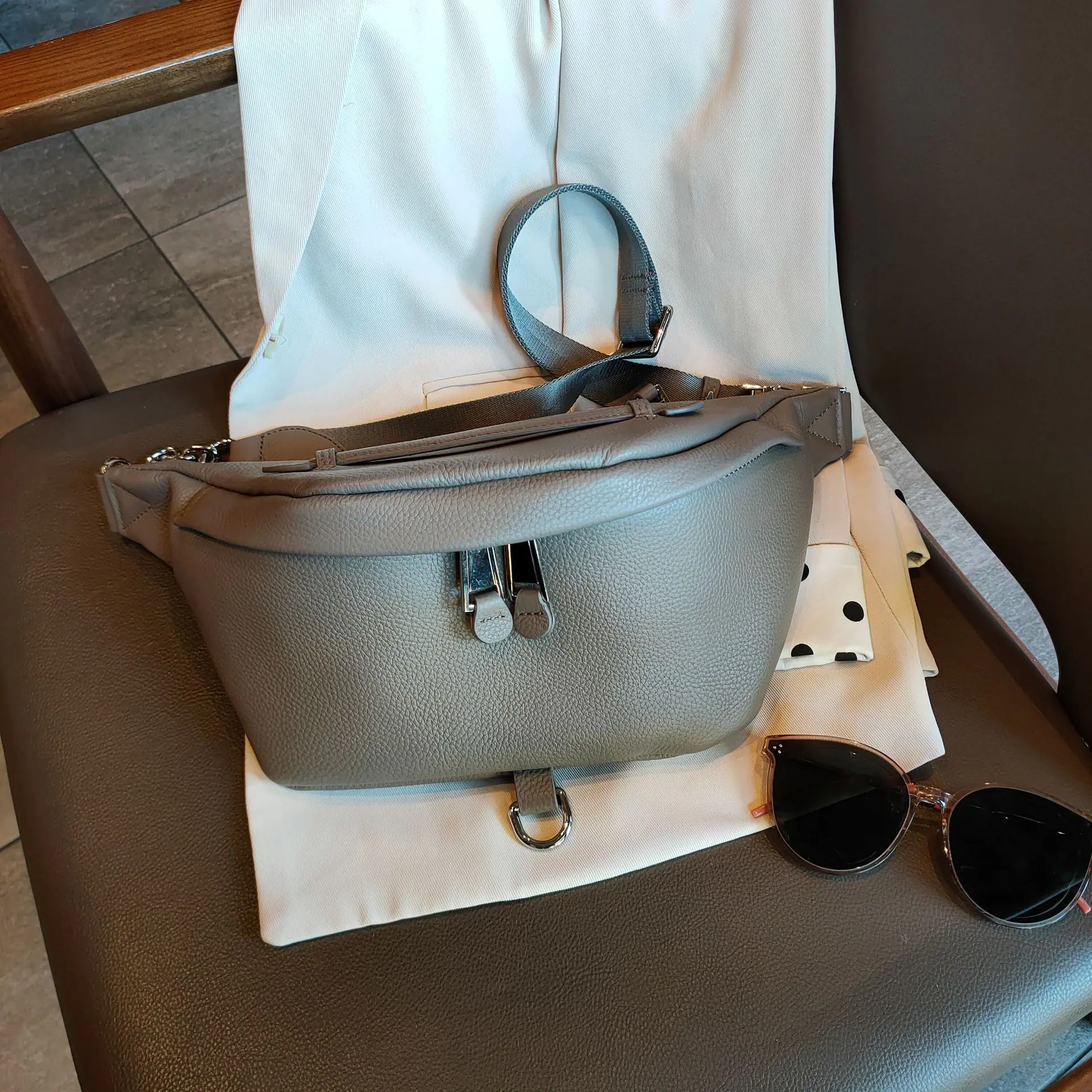 2020 New Women's Casual Crossbody Bag in Leather - Image 2