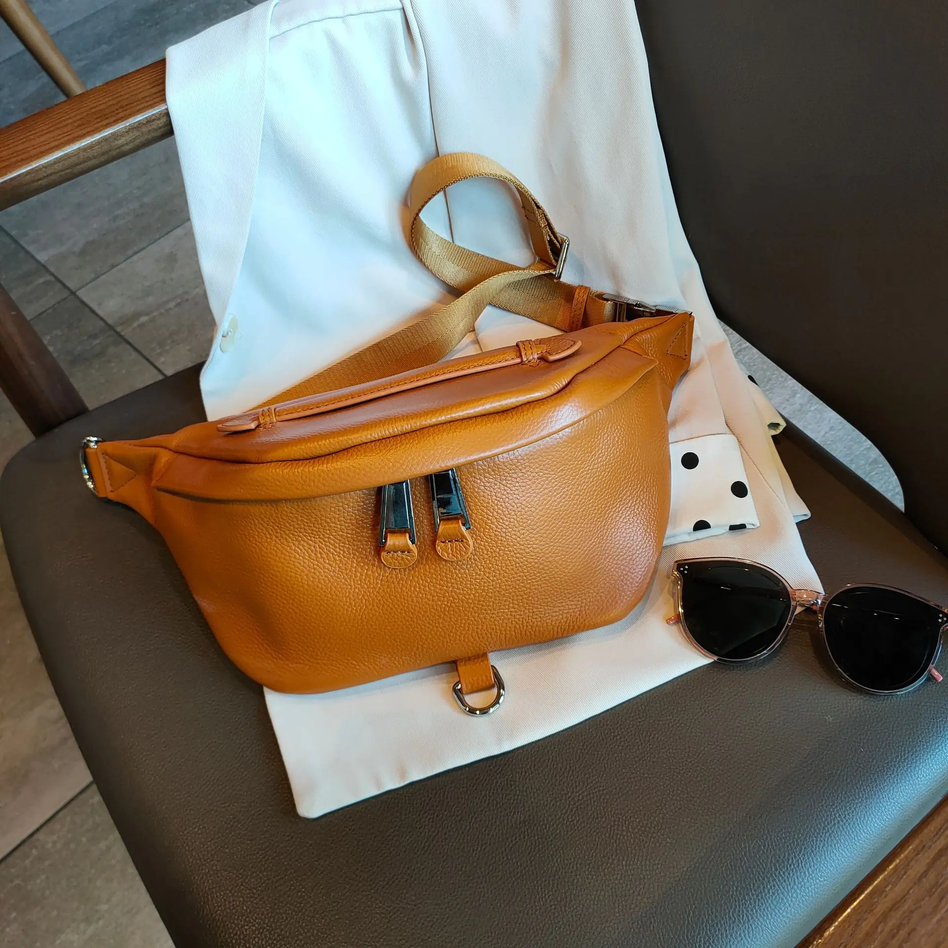 2020 New Women's Casual Crossbody Bag in Leather - Image 4