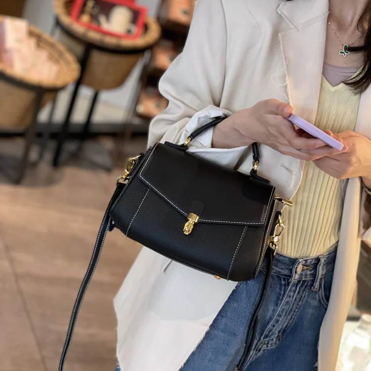 Chic Leather Crossbody Bag - Image 4