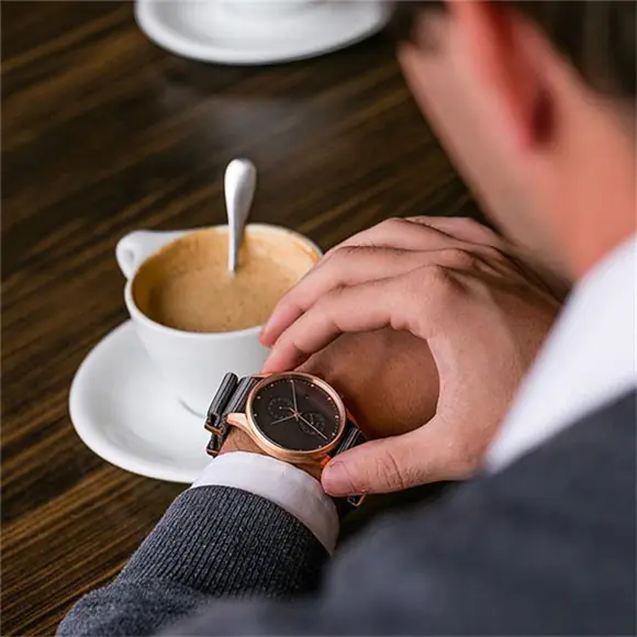 Fashionable Men's Quartz Watch with Calendar Feature - Image 10