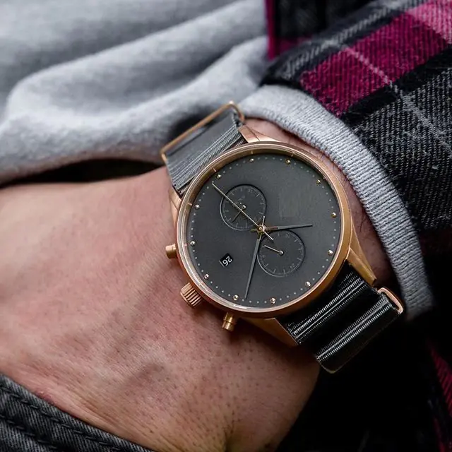Fashionable Men's Quartz Watch with Calendar Feature - Image 12