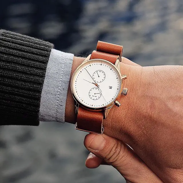 Fashionable Men's Quartz Watch with Calendar Feature - Image 5