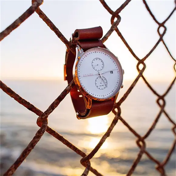Fashionable Men's Quartz Watch with Calendar Feature - Image 6