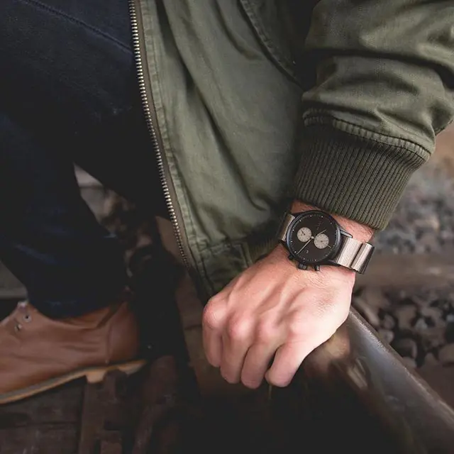Fashionable Men's Quartz Watch with Calendar Feature - Image 7