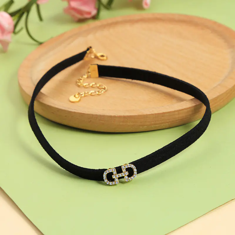 Fashionable Velvet Choker for Trendy Individuals - Image 5