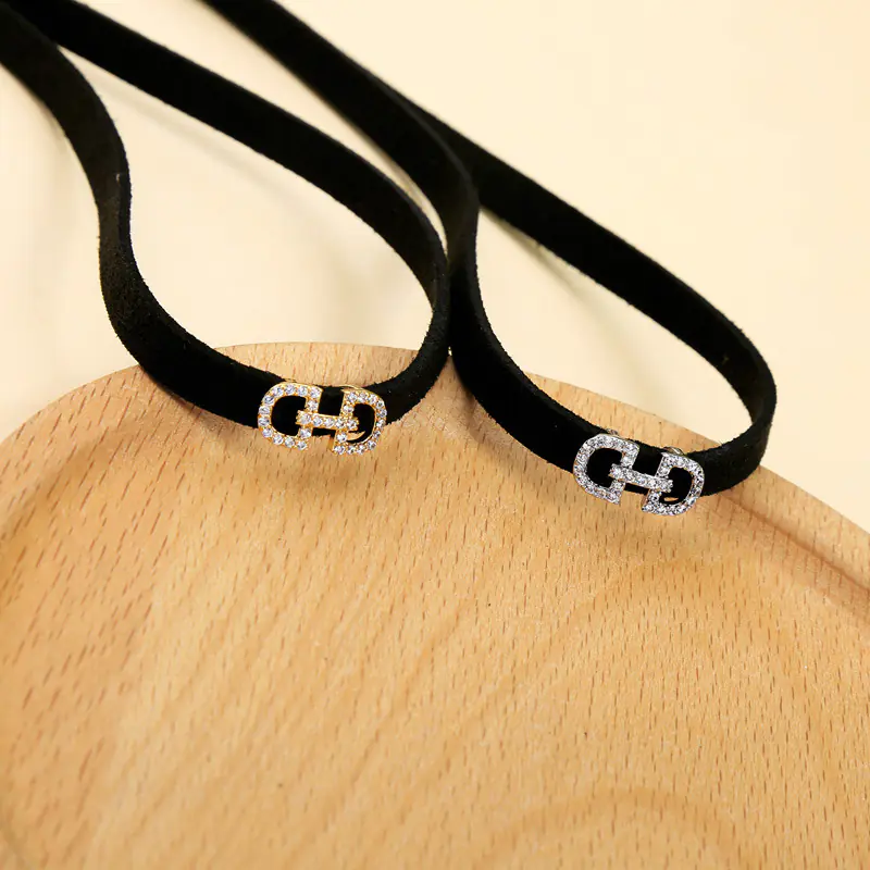 Fashionable Velvet Choker for Trendy Individuals - Image 6